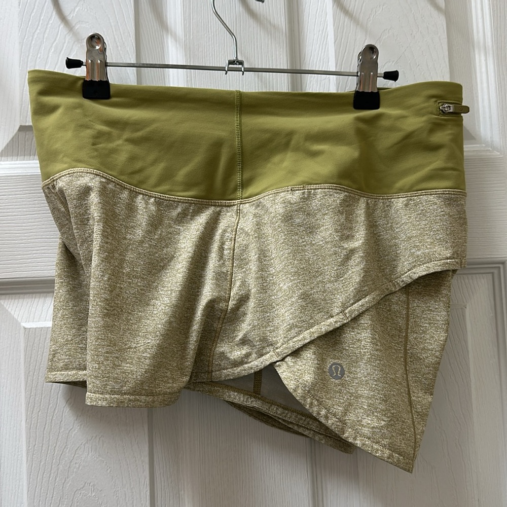 LIKE NEW! Lululemon Speed Up Short High-Rise 2.5" - Picture 8 of 16
